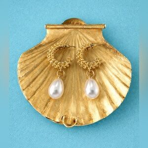 🆕Chic gold and pearl C drop